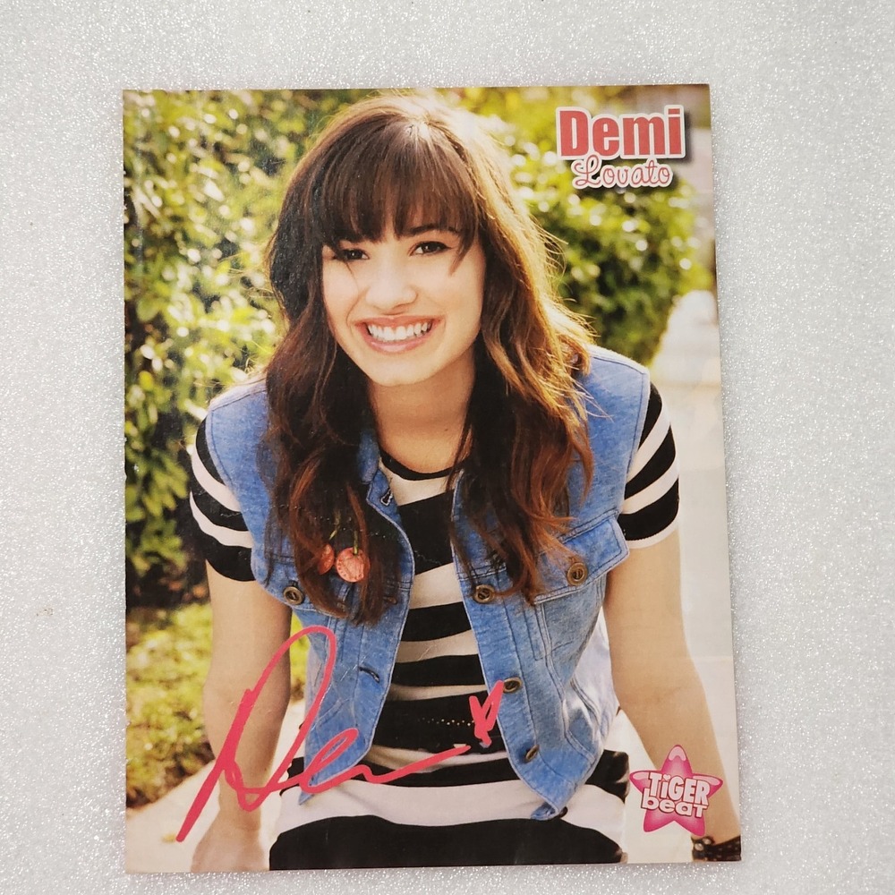 Demi Lovato smile facsimile autograph poster pinup clipping 2000s 8x10